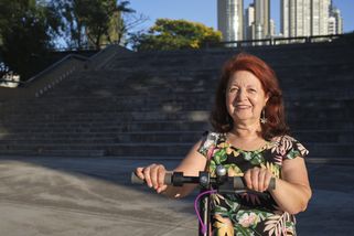 Tenhle omyl v oblečení české seniorky nepochopitelně opakují už od 80. let. Myslí si, že omládnou, ale vypadají kvůli tomu jako důchodkyně